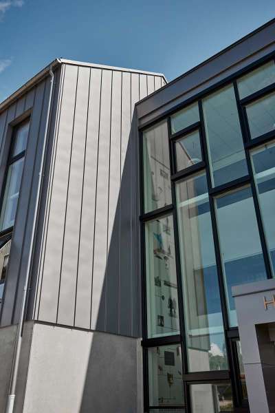 Ein mit Stahl verkleidetes und geschütztes Demenzpflegeheim, DemensCentrum Aarhus – Skovvang, Skovvangsvej 97–99, 8200 Aarhus, Dänemark